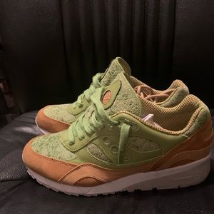 Sold!!!  Saucony Avacado Toast Sz 11 EUC